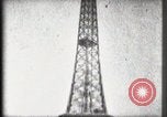 Standbild Eiffelturm Paris Frankreich, 1900, aus Sekunde 59 historischem Filmmaterial Videoclip 65675040582