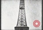 Standbild Eiffelturm Paris Frankreich, 1900, aus Sekunde 60 historischem Filmmaterial Videoclip 65675040582
