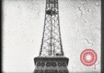 Standbild Eiffelturm Paris Frankreich, 1900, aus Sekunde 61 historischem Filmmaterial Videoclip 65675040582