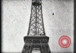 Standbild Eiffelturm Paris Frankreich, 1900, aus Sekunde 62 historischem Filmmaterial Videoclip 65675040582