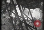 Immagine di Ascensore salita alla torre Eiffel Parigi Francia, 1900, secondo 27 filmato di repertorio 65675040584