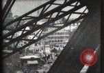 Immagine di Ascensore salita alla torre Eiffel Parigi Francia, 1900, secondo 47 filmato di repertorio 65675040584