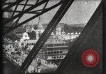 Immagine di Ascensore salita alla torre Eiffel Parigi Francia, 1900, secondo 58 filmato di repertorio 65675040584