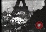 Immagine di Torre Eiffel Parigi Francia, 1900, secondo 16 filmato di repertorio 65675040586
