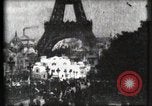Immagine di Torre Eiffel Parigi Francia, 1900, secondo 24 filmato di repertorio 65675040586