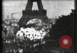 Immagine di Torre Eiffel Parigi Francia, 1900, secondo 26 filmato di repertorio 65675040586