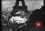 Immagine di Torre Eiffel Parigi Francia, 1900, secondo 27 filmato di repertorio 65675040586