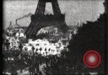 Immagine di Torre Eiffel Parigi Francia, 1900, secondo 33 filmato di repertorio 65675040586