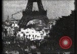 Immagine di Torre Eiffel Parigi Francia, 1900, secondo 36 filmato di repertorio 65675040586