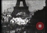 Immagine di Torre Eiffel Parigi Francia, 1900, secondo 56 filmato di repertorio 65675040586