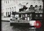 Immagine di Panorama di Esposizione di Parigi dal fiume Senna Parigi Francia, 1900, secondo 44 filmato di repertorio 65675040588