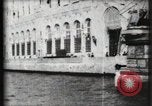 Immagine di Panorama di Esposizione di Parigi dal fiume Senna Parigi Francia, 1900, secondo 47 filmato di repertorio 65675040588
