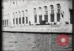 Immagine di Panorama di Esposizione di Parigi dal fiume Senna Parigi Francia, 1900, secondo 49 filmato di repertorio 65675040588