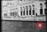 Immagine di Panorama di Esposizione di Parigi dal fiume Senna Parigi Francia, 1900, secondo 53 filmato di repertorio 65675040588