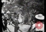 Immagine di Passerella mobile Parigi Francia, 1900, secondo 60 filmato di repertorio 65675040589