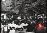 Immagine di Villaggio Svizzero Parigi Francia, 1900, secondo 45 filmato di repertorio 65675040591