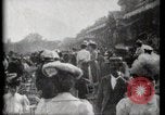 Immagine di Le donne di indossare cappelli Parigi Francia, 1900, secondo 3 filmato di repertorio 65675040595