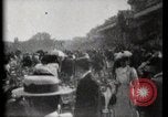 Immagine di Le donne di indossare cappelli Parigi Francia, 1900, secondo 6 filmato di repertorio 65675040595