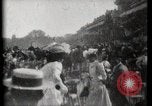 Immagine di Le donne di indossare cappelli Parigi Francia, 1900, secondo 7 filmato di repertorio 65675040595