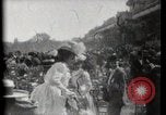 Immagine di Le donne di indossare cappelli Parigi Francia, 1900, secondo 8 filmato di repertorio 65675040595