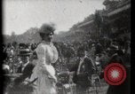 Immagine di Le donne di indossare cappelli Parigi Francia, 1900, secondo 9 filmato di repertorio 65675040595