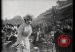 Immagine di Le donne di indossare cappelli Parigi Francia, 1900, secondo 10 filmato di repertorio 65675040595