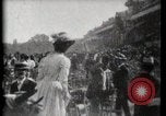 Immagine di Le donne di indossare cappelli Parigi Francia, 1900, secondo 11 filmato di repertorio 65675040595