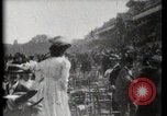 Immagine di Le donne di indossare cappelli Parigi Francia, 1900, secondo 12 filmato di repertorio 65675040595