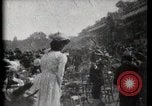 Immagine di Le donne di indossare cappelli Parigi Francia, 1900, secondo 13 filmato di repertorio 65675040595