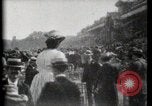 Immagine di Le donne di indossare cappelli Parigi Francia, 1900, secondo 14 filmato di repertorio 65675040595