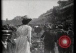 Immagine di Le donne di indossare cappelli Parigi Francia, 1900, secondo 15 filmato di repertorio 65675040595