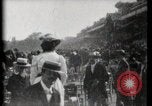 Immagine di Le donne di indossare cappelli Parigi Francia, 1900, secondo 16 filmato di repertorio 65675040595