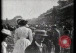 Immagine di Le donne di indossare cappelli Parigi Francia, 1900, secondo 17 filmato di repertorio 65675040595