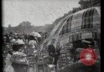 Immagine di Le donne di indossare cappelli Parigi Francia, 1900, secondo 21 filmato di repertorio 65675040595