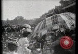 Immagine di Le donne di indossare cappelli Parigi Francia, 1900, secondo 22 filmato di repertorio 65675040595
