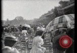 Immagine di Le donne di indossare cappelli Parigi Francia, 1900, secondo 23 filmato di repertorio 65675040595