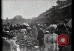 Immagine di Le donne di indossare cappelli Parigi Francia, 1900, secondo 25 filmato di repertorio 65675040595