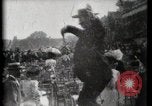Immagine di Le donne di indossare cappelli Parigi Francia, 1900, secondo 26 filmato di repertorio 65675040595