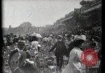 Immagine di Le donne di indossare cappelli Parigi Francia, 1900, secondo 27 filmato di repertorio 65675040595