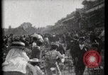 Immagine di Le donne di indossare cappelli Parigi Francia, 1900, secondo 30 filmato di repertorio 65675040595