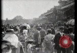 Immagine di Le donne di indossare cappelli Parigi Francia, 1900, secondo 31 filmato di repertorio 65675040595