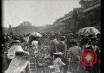 Immagine di Le donne di indossare cappelli Parigi Francia, 1900, secondo 32 filmato di repertorio 65675040595