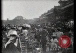 Immagine di Le donne di indossare cappelli Parigi Francia, 1900, secondo 34 filmato di repertorio 65675040595