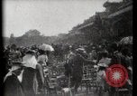 Immagine di Le donne di indossare cappelli Parigi Francia, 1900, secondo 35 filmato di repertorio 65675040595