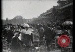 Immagine di Le donne di indossare cappelli Parigi Francia, 1900, secondo 37 filmato di repertorio 65675040595