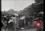 Immagine di Le donne di indossare cappelli Parigi Francia, 1900, secondo 38 filmato di repertorio 65675040595