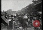 Immagine di Le donne di indossare cappelli Parigi Francia, 1900, secondo 39 filmato di repertorio 65675040595