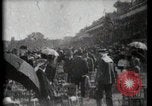 Immagine di Le donne di indossare cappelli Parigi Francia, 1900, secondo 40 filmato di repertorio 65675040595