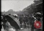 Immagine di Le donne di indossare cappelli Parigi Francia, 1900, secondo 41 filmato di repertorio 65675040595
