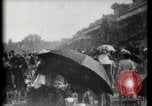 Immagine di Le donne di indossare cappelli Parigi Francia, 1900, secondo 43 filmato di repertorio 65675040595